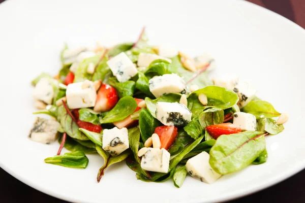 Salad with strawberry — Stock Photo, Image