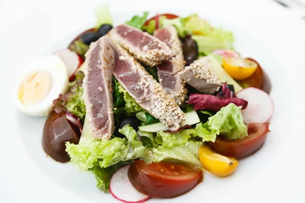 Salada de atum com tomates — Fotografia de Stock