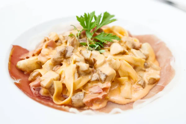 Pasta with mushrooms — Stock Photo, Image