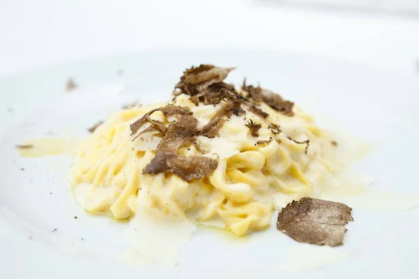 Taglolini pasta with truffles — Stock Photo, Image