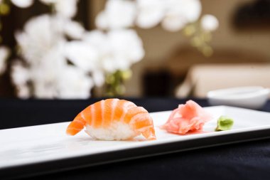 Somon suşi zencefil ve wasabi ile tabakta servis