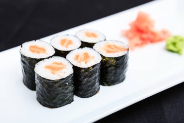 Bir tabakta somon hosoroll seti