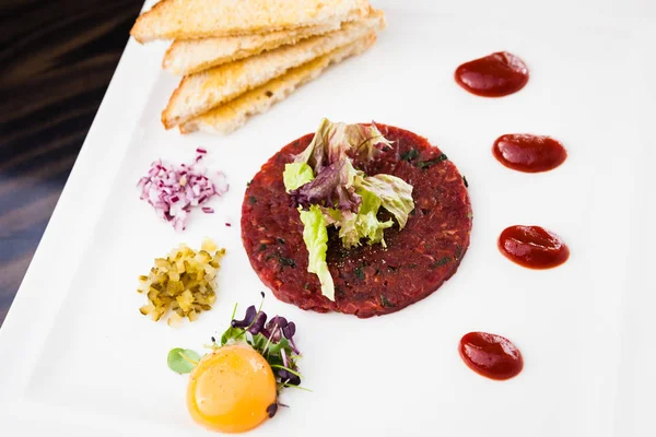 Klasszikus steak tartármártással — Stock Fotó