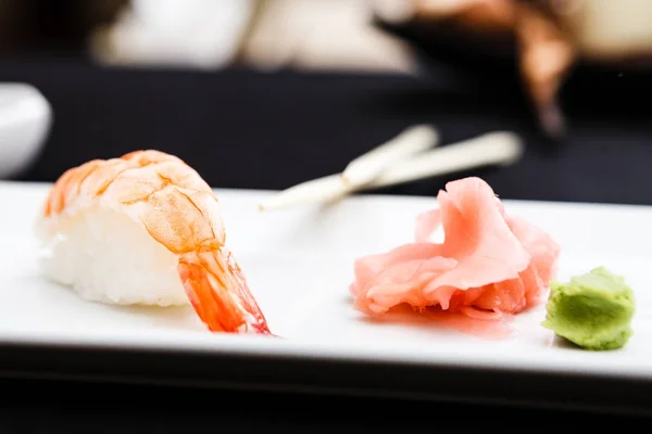 Sushi Aux Crevettes Servi Dans Une Assiette Avec Gingembre Wasabi — Photo