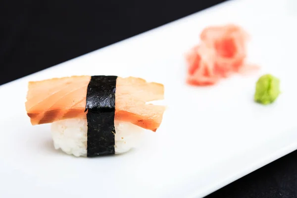 Füstölt Lazac Egy Tányérra Tálalva Ginger Wasabi Sushi — Stock Fotó