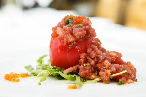 Tártaro Atum Com Tomate Salada Rucola Caviar Vermelho — Fotografia de Stock