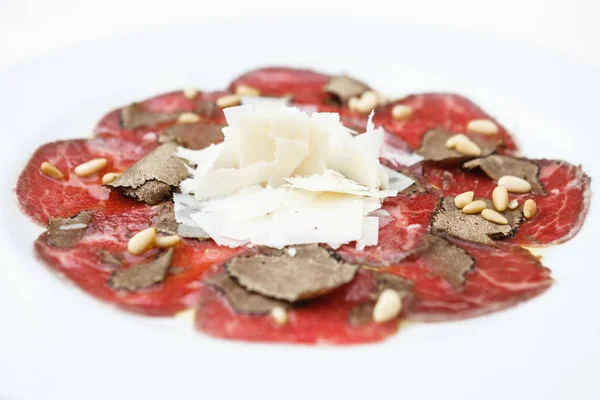 Carpaccio Carne Com Trufa Servida Prato Com Queijo Parmesão — Fotografia de Stock