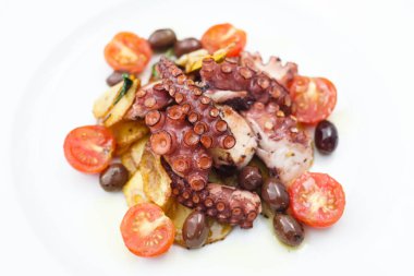 Kiraz domates ve patates ile Izgara ahtapot