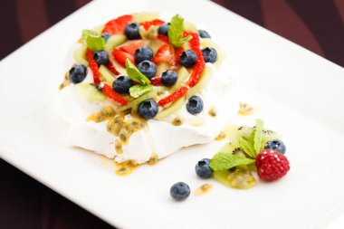 Pavlova, beze, katmanlardan ev yapımı kek krem ve taze çilek şanti
