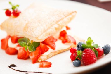 Şeftali, çilek ve süzme peynir ile tatlı meyveli turta