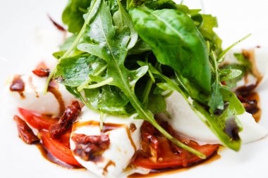 Caprese salatası ruccola ve kurutulmuş domates