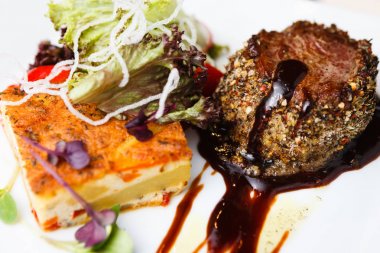 taze salata ve patates graten ile sığır filetosu