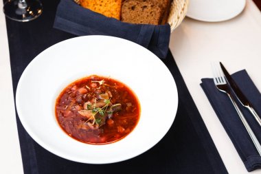 Borsch kırmızı pancar çorbası porcini beyaz plaka ile