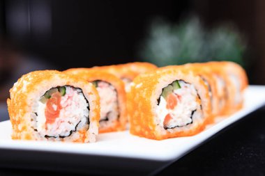 Bir tabakta California roll seti