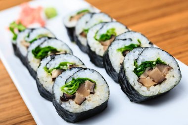 bir tabakta yılan balığı ile rulo