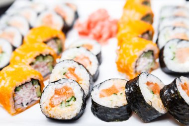 Farklı bir tabakta kümesi alır