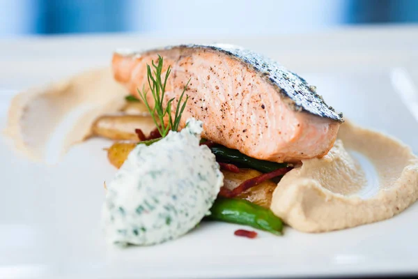 Baked salmon with potatoes — Stock Photo, Image