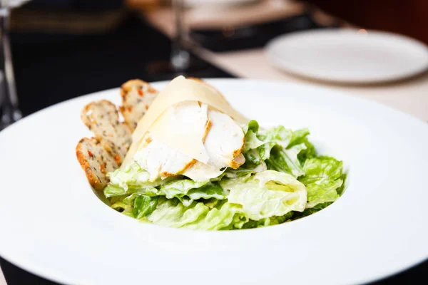 Klassisk Caesarsallad Med Kyckling Tallrik — Stockfoto