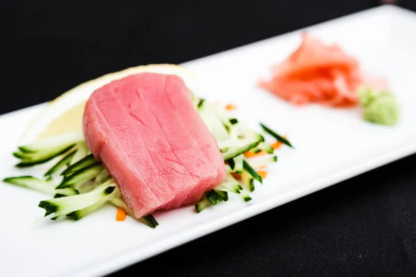 Sashimi Atún Servido Plato Con Verduras —  Fotos de Stock