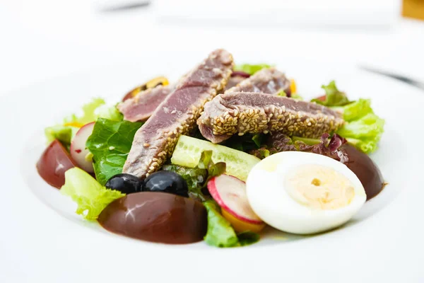 Ensalada de atún con tomates — Foto de Stock