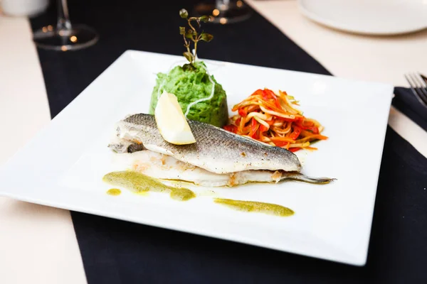 Dorada in Kräutersoße — Stockfoto