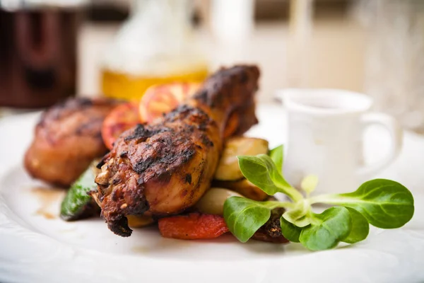 Pollo glassato con verdure grigliate — Foto Stock