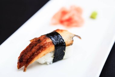 Bir tabakta yılan balığı suşi