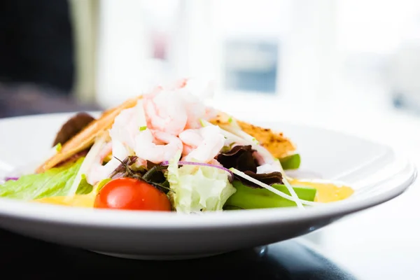 Insalata di gamberetti con salsa — Foto Stock