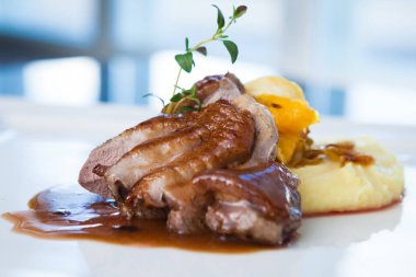 Kızarmış ördek patates püresi ile