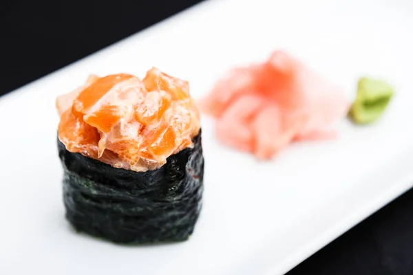 Pikante zalm sushi geserveerd op een bord — Stockfoto