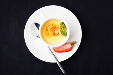 Creme brulee çilek ile