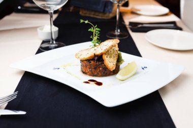 Kırmızı havyar ile Somon tartar