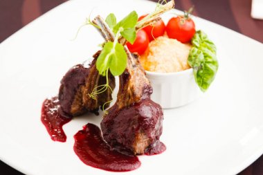 Kızılcık soslu ızgara kuzu