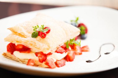 Şeftali ile tatlı meyveli turta