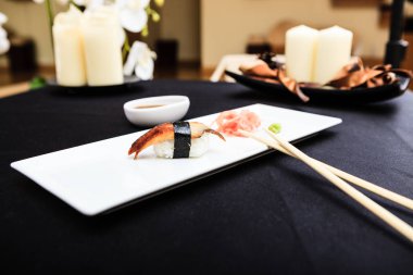 Bir tabakta yılan balığı suşi