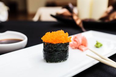 Bir tabakta uçan balık Karaca masago