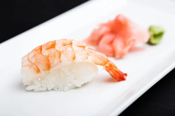 Sushis aux crevettes servis dans une assiette — Photo