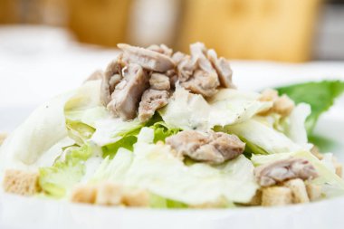 Klasik sezar salatası.