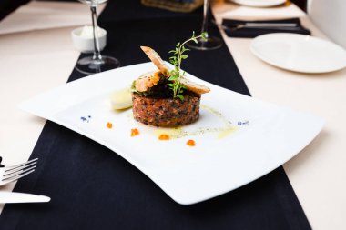 Kırmızı havyar ile Somon tartar