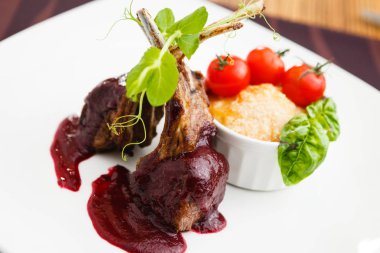 Kızılcık soslu ızgara kuzu