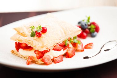 Şeftali ile tatlı meyveli turta