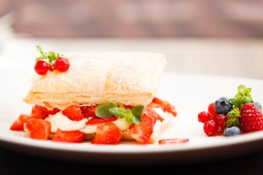 Şeftali ile tatlı meyveli turta