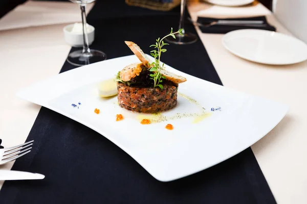 Salmon tartar with red caviar — Stock Photo, Image