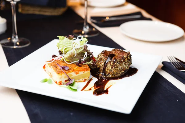 Filé de carne com gratinado de batata — Fotografia de Stock