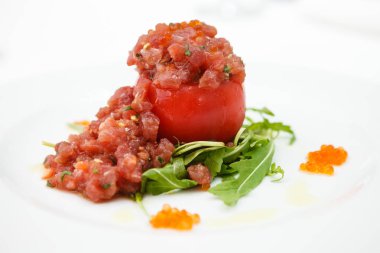 Ton balıklı tartar domates ile