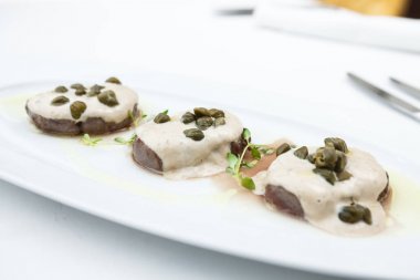 soslu dilimlenmiş Dana eti