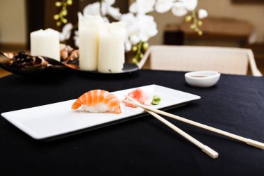 Somon suşi bir tabakta