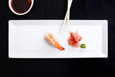 Bir tabakta karides suşi