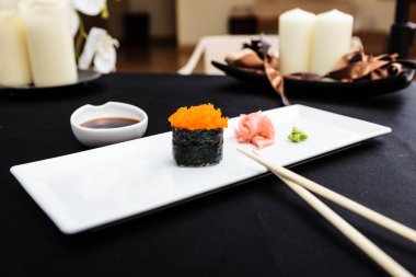 Bir tabakta uçan balık Karaca masago