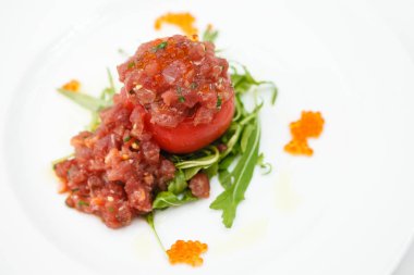 Ton balıklı tartar domates ile